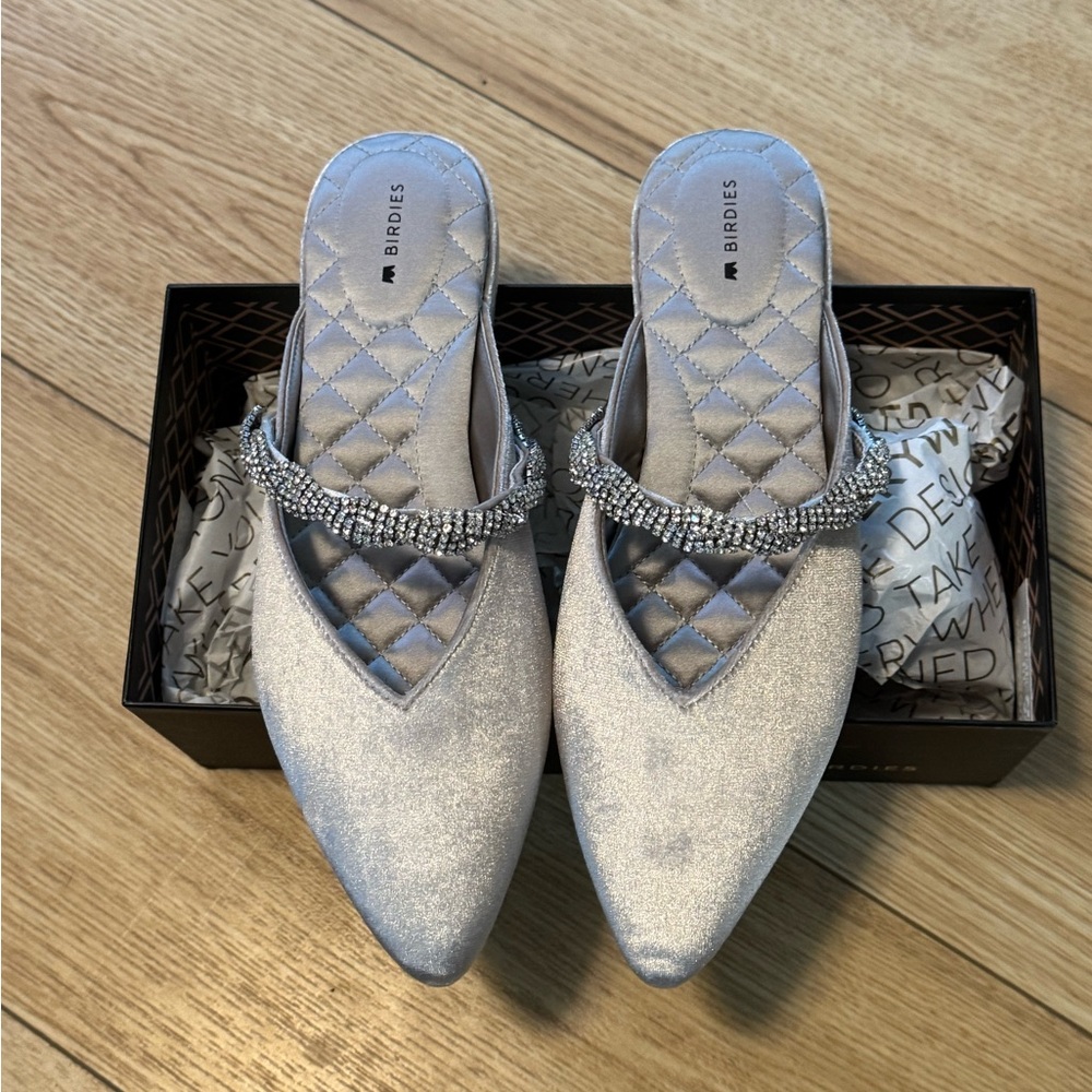 NWT Birdies Swan Bracelet Mule in Silver Velvet